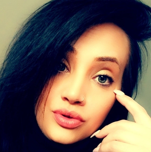 Meet your Posher, Caitlin - Picture 1 of 1